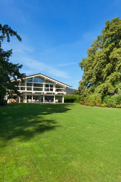 Mooi huis met tuin — Stockfoto