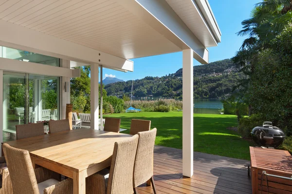 Hermosa terraza con muebles — Foto de Stock