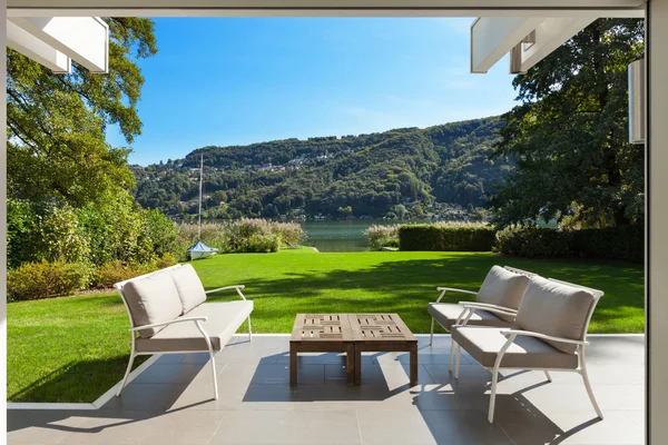 Modernt hus, vacker veranda — Stockfoto