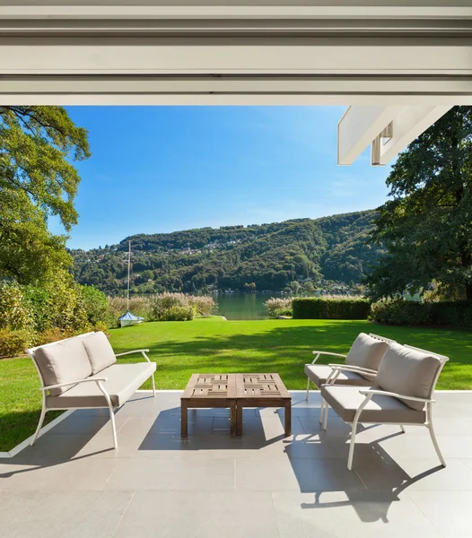 Casa moderna, hermosa terraza — Foto de Stock