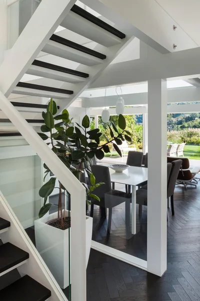 Intérieur, vue sur le salon depuis l'escalier — Photo