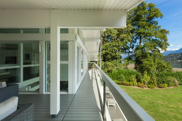 Bir Villa uzun balkon — Stok fotoğraf