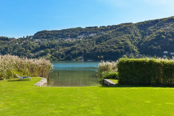 Espreguiçadeiras na margem do lago — Fotografia de Stock