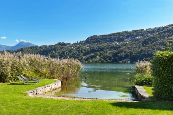 Tumbonas en la orilla del lago — Foto de Stock