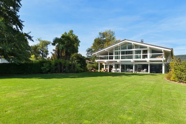 Beautiful house with garden — Stock Photo, Image