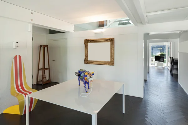 Interior, habitación con mesa y obras de arte — Foto de Stock