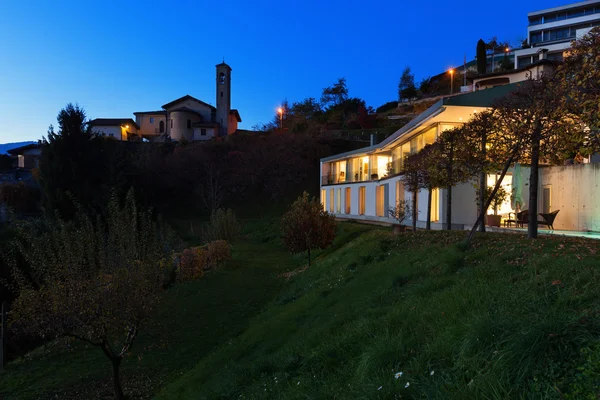 Casa moderna por la noche — Foto de Stock