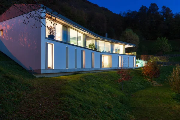 Modern house by night — Stock Photo, Image