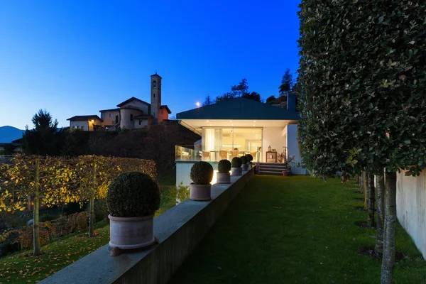 Modernes Haus bei Nacht — Stockfoto