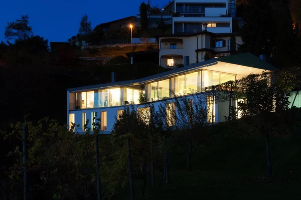 Casa moderna por la noche — Foto de Stock