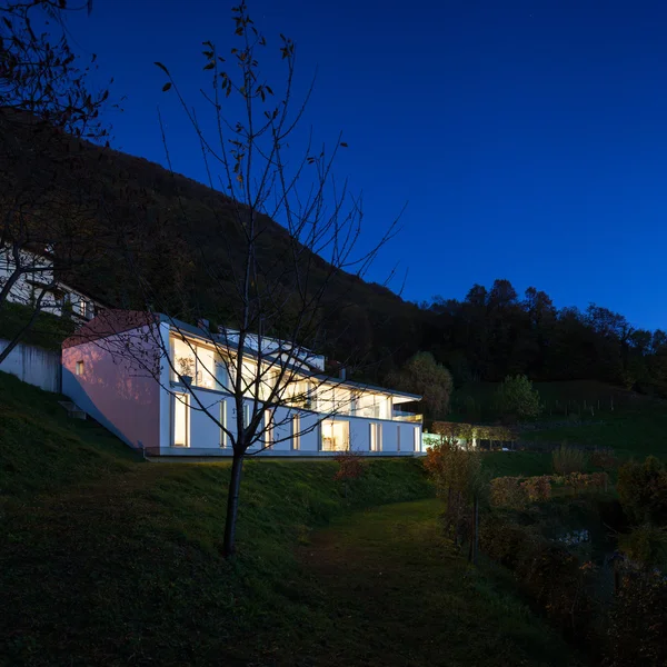 Casa moderna di notte — Foto Stock