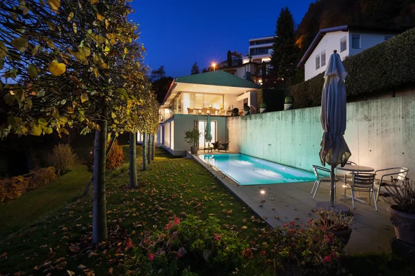 Modern house by night — Stock Photo, Image