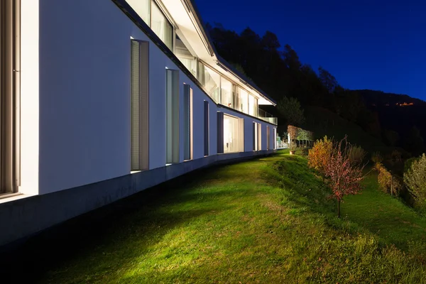 Modernes Haus bei Nacht — Stockfoto