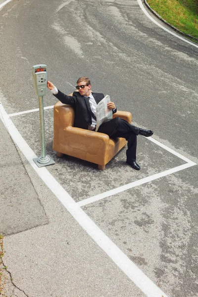 道路の真ん中で椅子に座っての実業家 — ストック写真