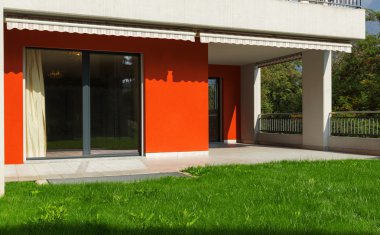 Bahçeli evin dışında