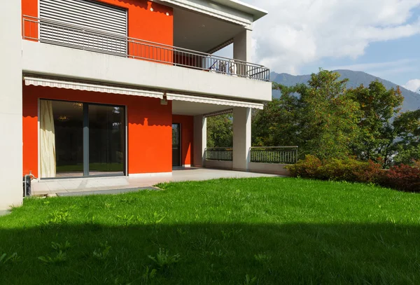 Outside the house with garden — Stock Photo, Image