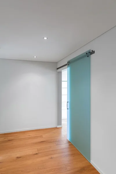 Pasillo con puerta de cristal, casa moderna — Foto de Stock