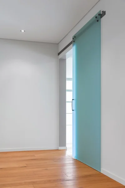 Pasillo con puerta de cristal, casa moderna — Foto de Stock