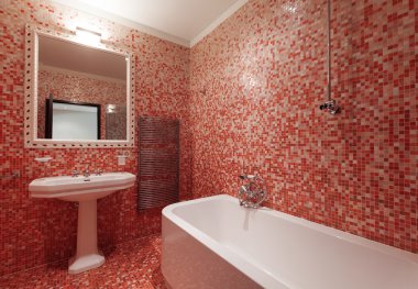 Kırmızı kiremit ve bir küvet ile banyo kimse