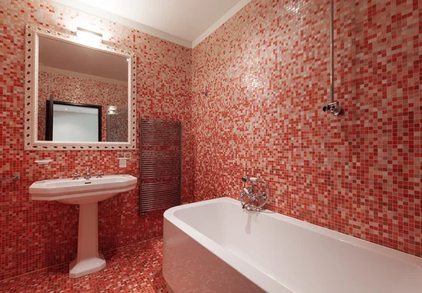 Bagno con piastrelle rosse e una vasca da bagno, nessuno — Foto Stock