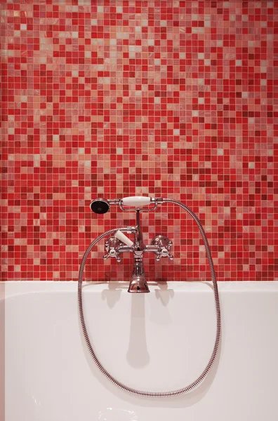 Cuarto de baño con azulejos rojos y una bañera, nadie —  Fotos de Stock