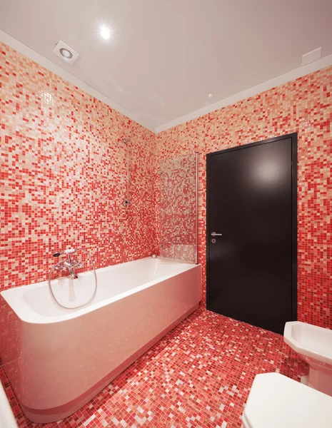 Badrum med rött kakel och badkar, ingen — Stockfoto