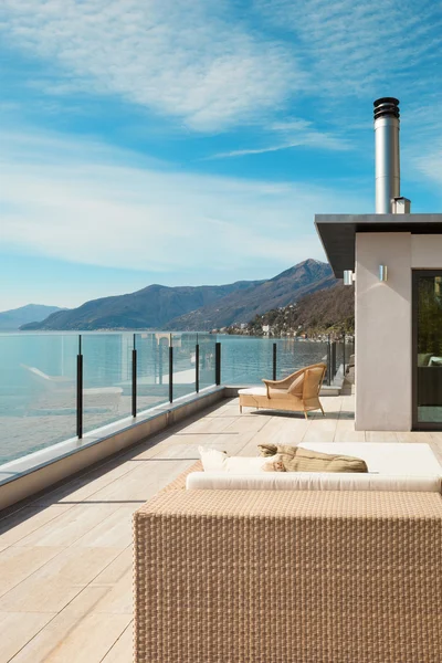 Moderne Architektur, schöne Terrasse — Stockfoto