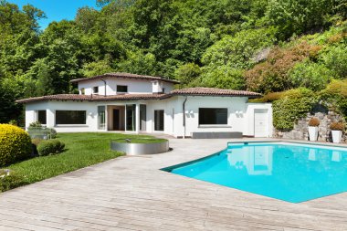 Yüzme havuzlu bir villa