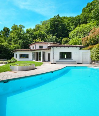 Yüzme havuzlu bir villa