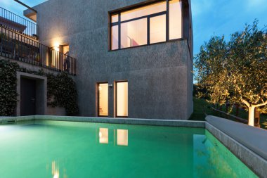 Havuzlu modern bir ev.