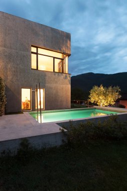 Havuzlu modern bir ev.