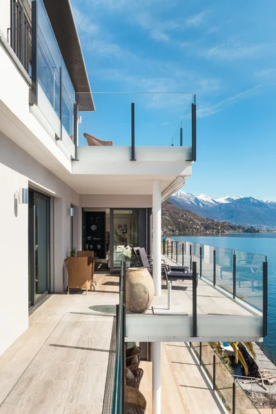 Moderne Architektur, schöne Terrasse — Stockfoto