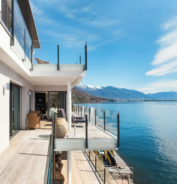 Moderne Architektur, schöne Terrasse — Stockfoto