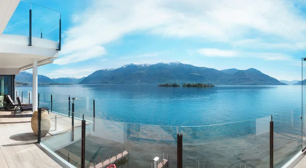 Hermoso paisaje de un lago alpino — Foto de Stock