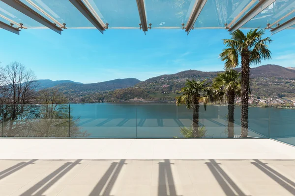 Interiores, bela varanda com vista para o lago — Fotografia de Stock