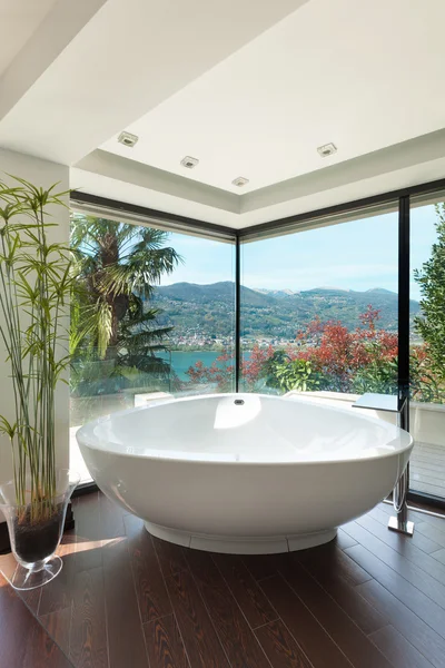 Hermoso cuarto de baño bañera y ventanas — Foto de Stock