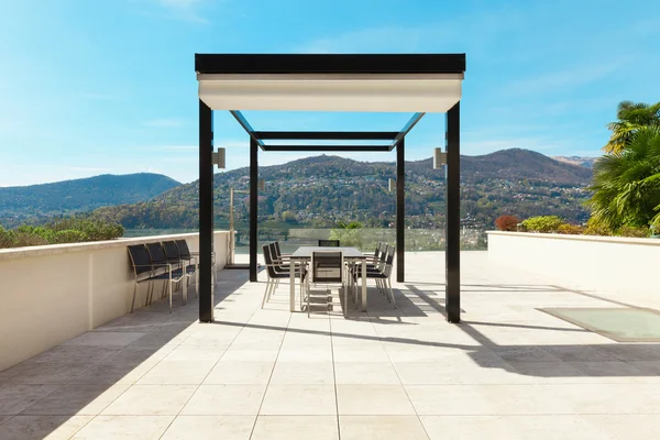 Interiores, hermosa terraza con vistas al lago — Foto de Stock