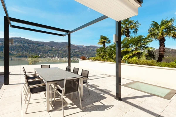 Interiores, bela varanda com vista para o lago — Fotografia de Stock