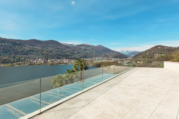 Huis, prachtige veranda met uitzicht op het meer — Stockfoto