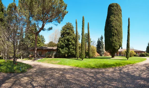 Parco di una villa — Foto Stock