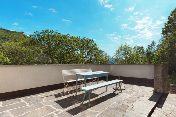 Terraza de una casa de campo, suelo de piedra — Foto de Stock