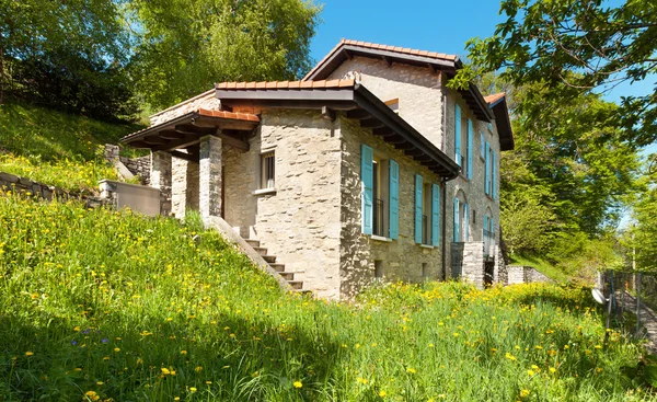 Landhaus im Wald — Stockfoto