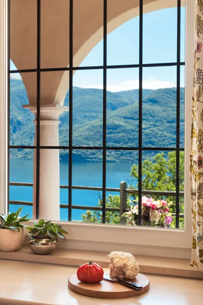 Интерьер, красивое окно с решеткой — стоковое фото