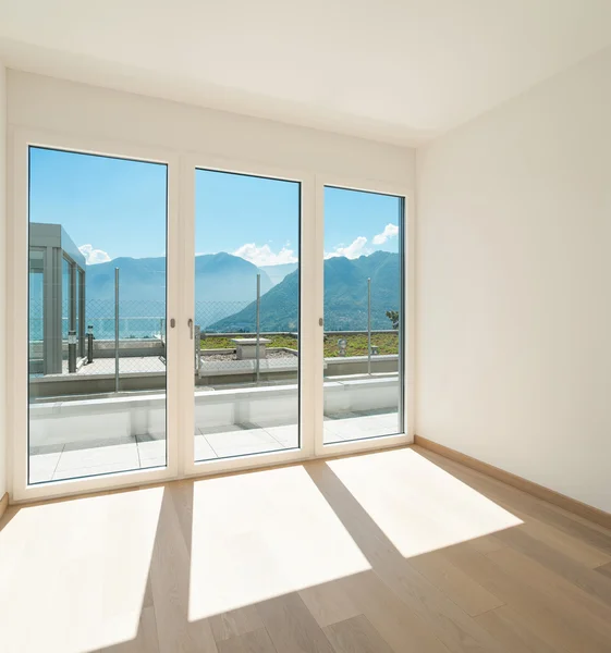 Habitación vacía con ventanas — Foto de Stock