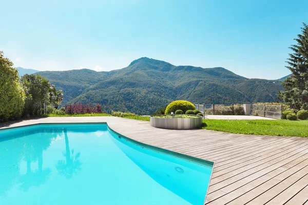Yüzme havuzlu bir villa — Stok fotoğraf