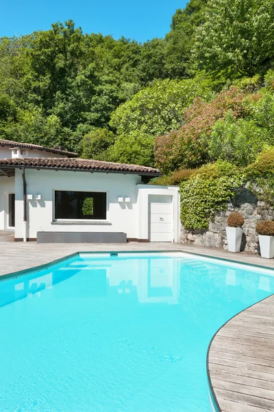 Villa with swimming pool — Stock Photo, Image