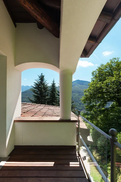 Architektura, balkon klasyczny dom — Zdjęcie stockowe