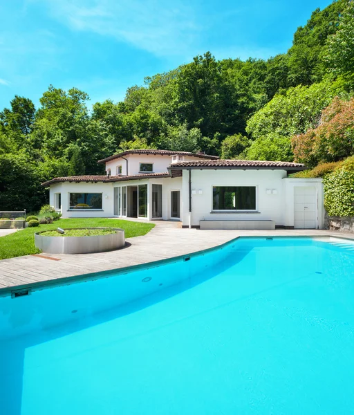 Villa med pool — Stockfoto