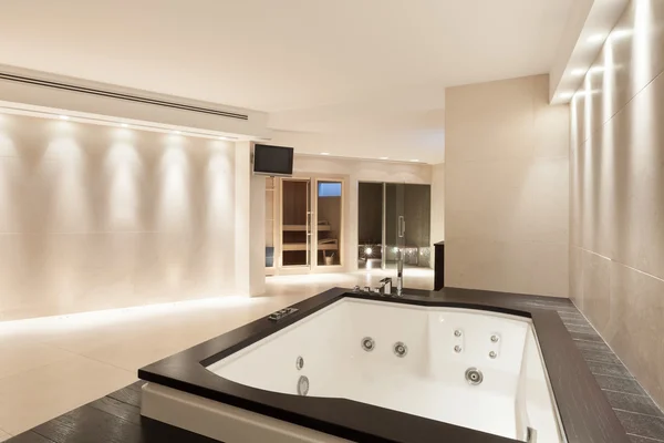 Innenräume, Badezimmer mit Whirlpool — Stockfoto