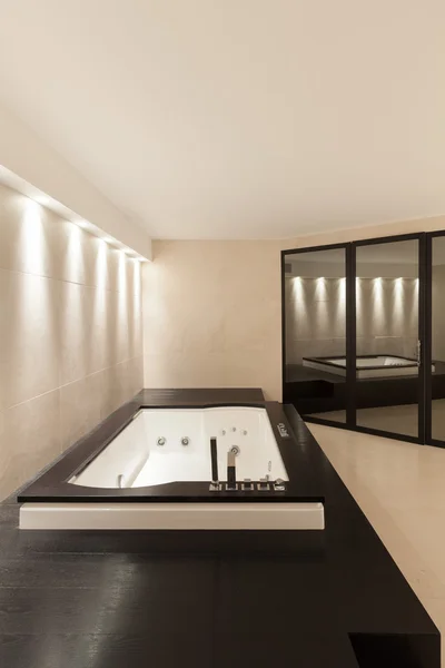 Interiores, baño con jacuzzi — Foto de Stock